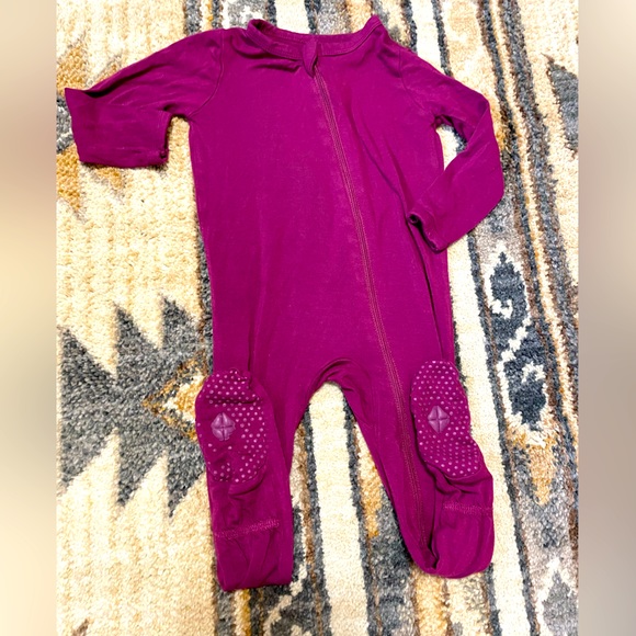 Kyte BABY Other - Kyte Baby - Zippered Footie - 12-18 Months - Dahlia RETIRED color